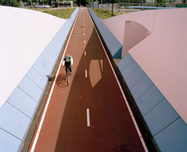 823909 Gezicht op het fietspad dat met tunneltjes onder het Europlein doorloopt, langs de Beneluxlaan (links) te ...